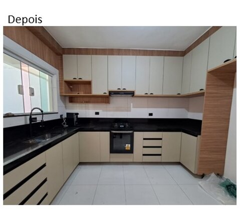 Cozinha antes e depois do retrofit, com bancada preta e marcenaria bicolor