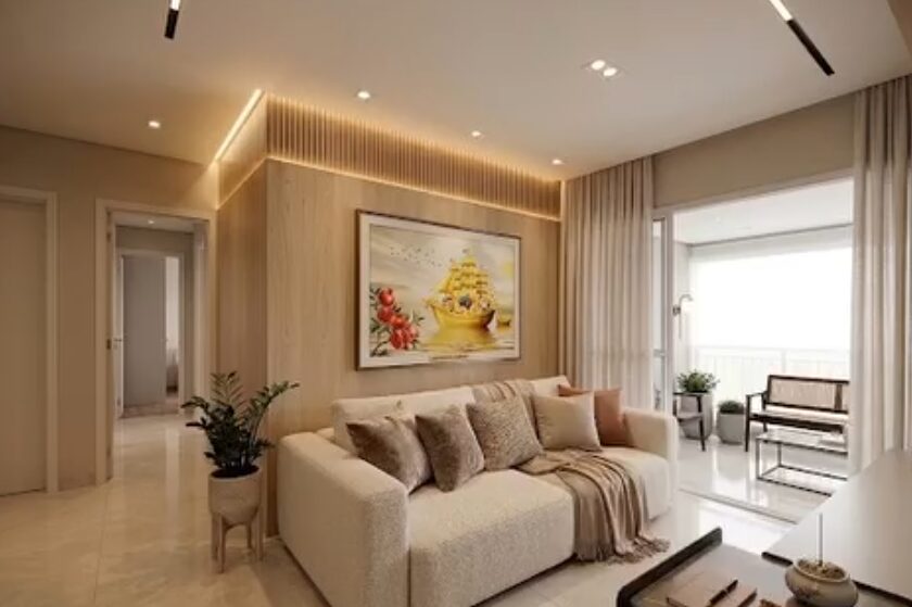 Sala de estar de apartamento com sofá bege, painel ripado e quadro decorativo